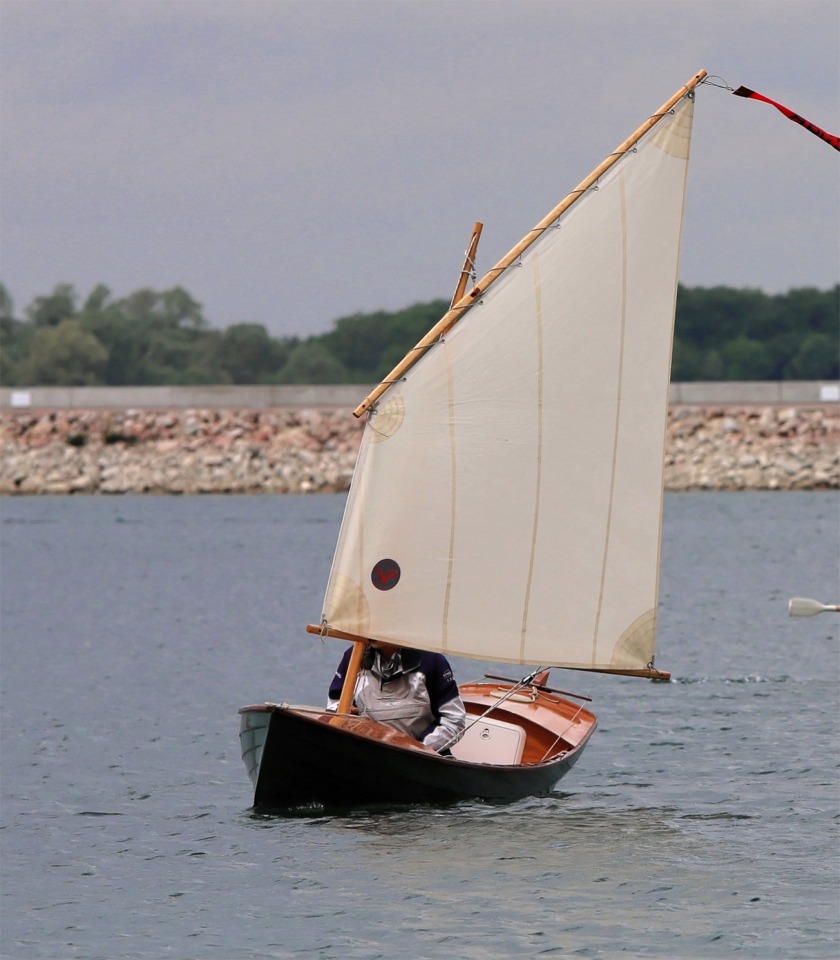 Ce gréement est provisoire, il était destiné à une Arwen avec une misaine au tiers de 3.20 m2. Pierre attend la livraison d'une voile houari lattée dont la surface sera de 5 ou 6 m2. 