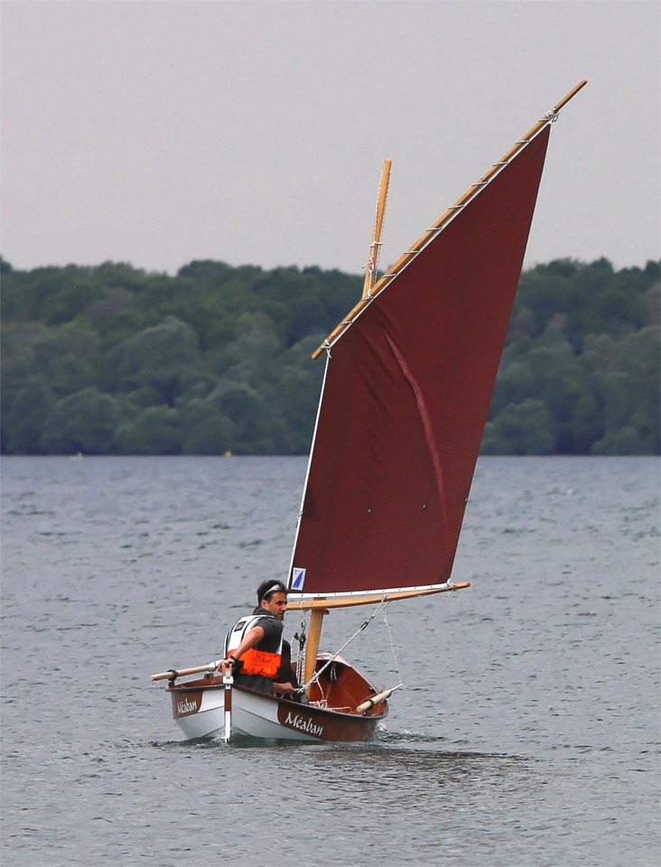 Le joli Skerry Méaban : peu après cette image, Jérôme a légèrement reculé le point de drisse sur la vergue afin d'éliminer le pli entre le point de dirsse et le point d'écoute visible ici. 