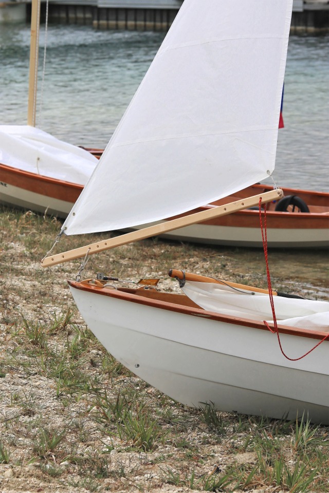 Gérard MacGyver a encore frappé : ce superbe foc à balestron a été coupé et cousu quelques heures avant de venir au Lac d'Orient, et c'est la première voile qu'il fait lui-même... Oui, on ne compte pas le foc qu'il avait pour la Semaine du Golfe (on est sympa). 