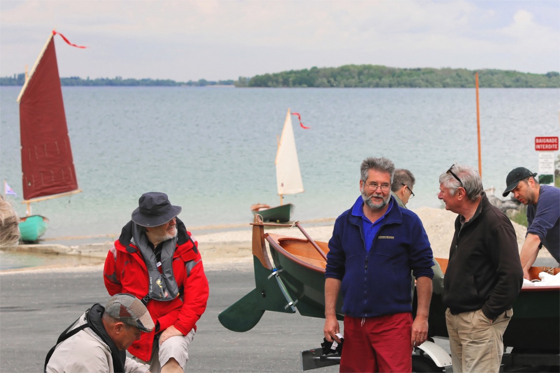 J'ai déjà beaucoup écrit sur le luxe étonnant de la cale de mise à l'eau du Mesnil-St-Père : on y est tellement bien qu'on y reste autour des bateaux pour discuter au lieu d'aller naviguer ! 