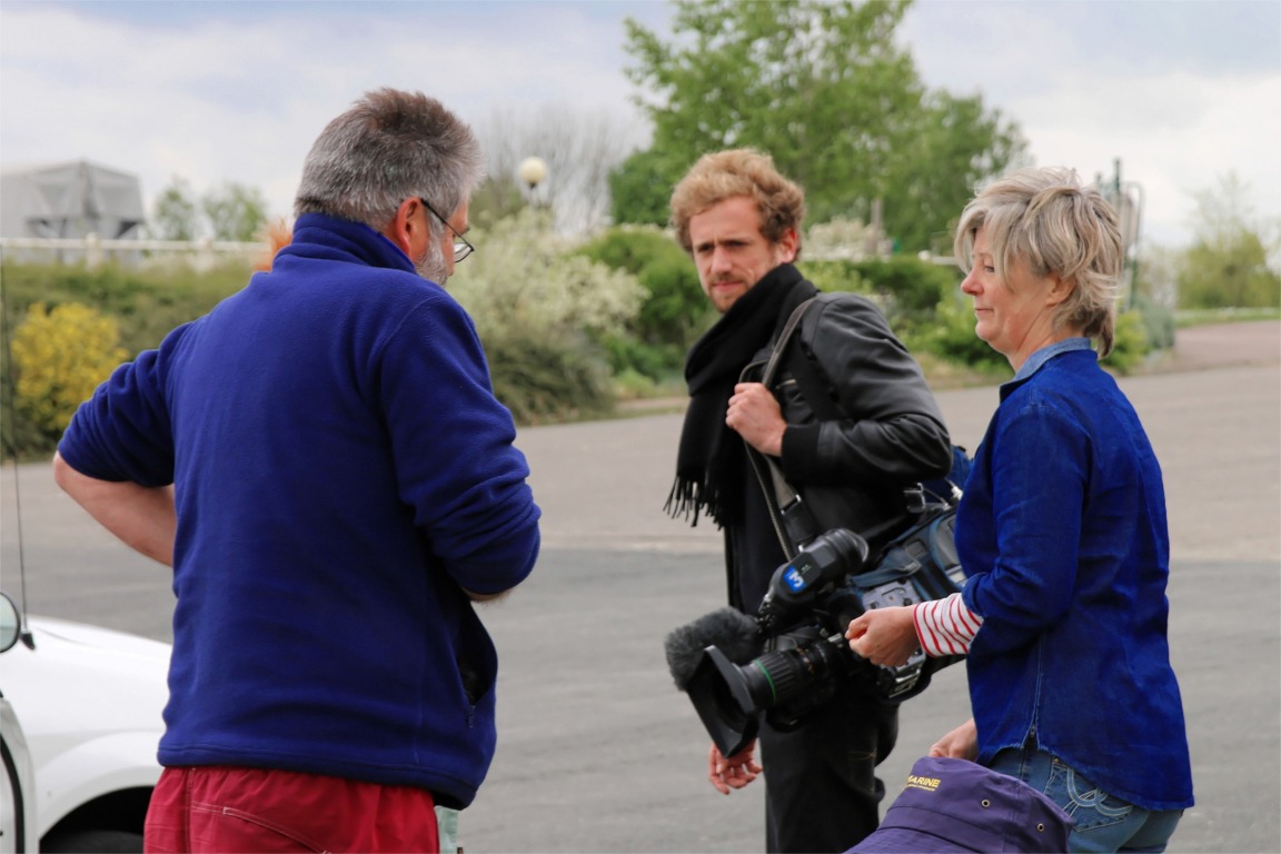 Arrivée de l'équipe de France 3 Bourgogne qui vient filmer... les plongeurs apnéïstes (depuis la surface, c'est captivant). Cet incident souligne un défaut dans dans notre organisation jusque là sans faille : nous avons oublié de prévoir la couverture média de cet évènement d'importance internationale ! Il faudra avertir Thalassa pour la prochaine édition ! 