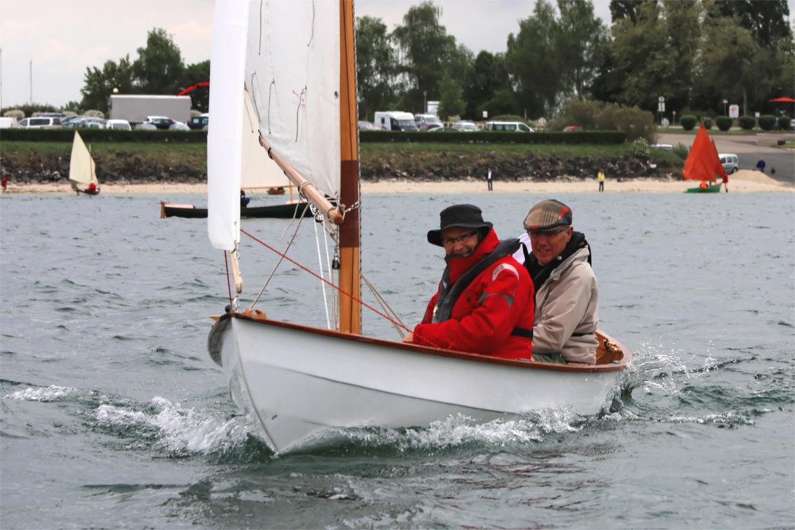 Gérard a embarqué Jean-François sur La Marie Pupuce. Notez sur la droite la manifestation de cette propriété magique du Skerry : il repousse l'eau qui tente de moter à bord. 