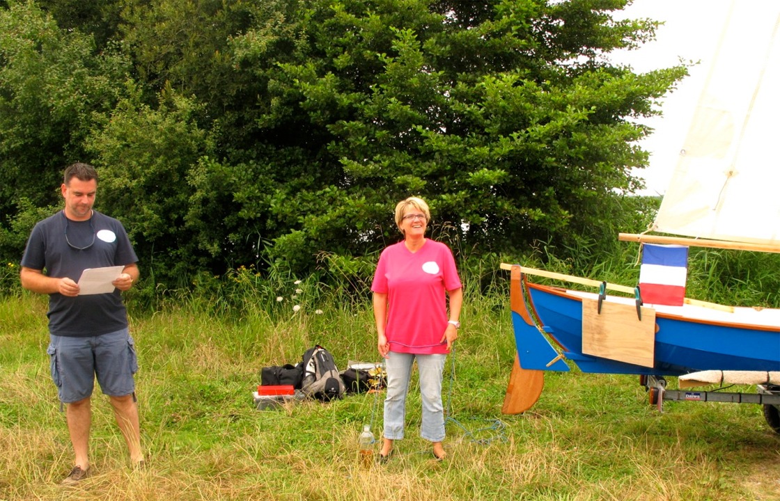 Richard et Jean nous envoient les images suivantes du lancement de "Minquier", sur le lac de Soustons, dans l'extrème sud des Landes et juste en arrière du littoral. "Minquier" est le Skerry construit par Richard à Orthez. Jean est le constructeur et skipper de "Txotx" (prononcer "tchotch"), basé à Biarritz. Cela fait donc deux Skerry au Pays Basque, et tous deux participent à "Adour 2012" du jeudi 30 août au dimanche 2 septembre prochains. 