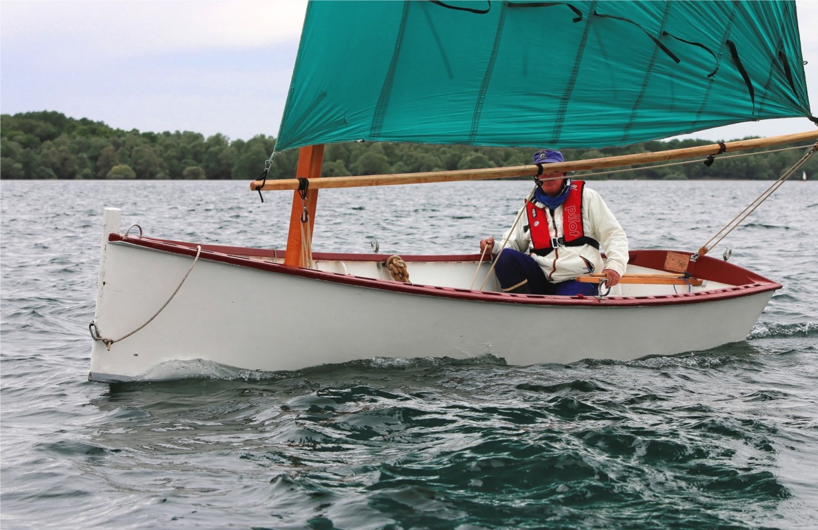 Et Takka de trois-quarts face. Je dois avouer que j'augmenterai au moins l'épaisseur de la sole, et que je la stratifierai sur ses deux faces, quand je construirai ce bateau. 