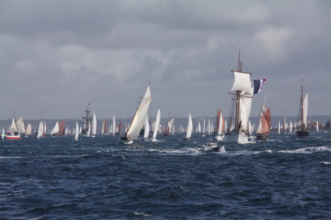 Ronan a fait cette photo depuis le pont de l'une des vedettes qui accompagnait la grande régate entre Bret et Douarnenez, jeudi 20 juillet. On distingue au cente le "Pen Duick" et à droite l'Etoile avec un pavillon géant à la corne de sa grand-voile. 