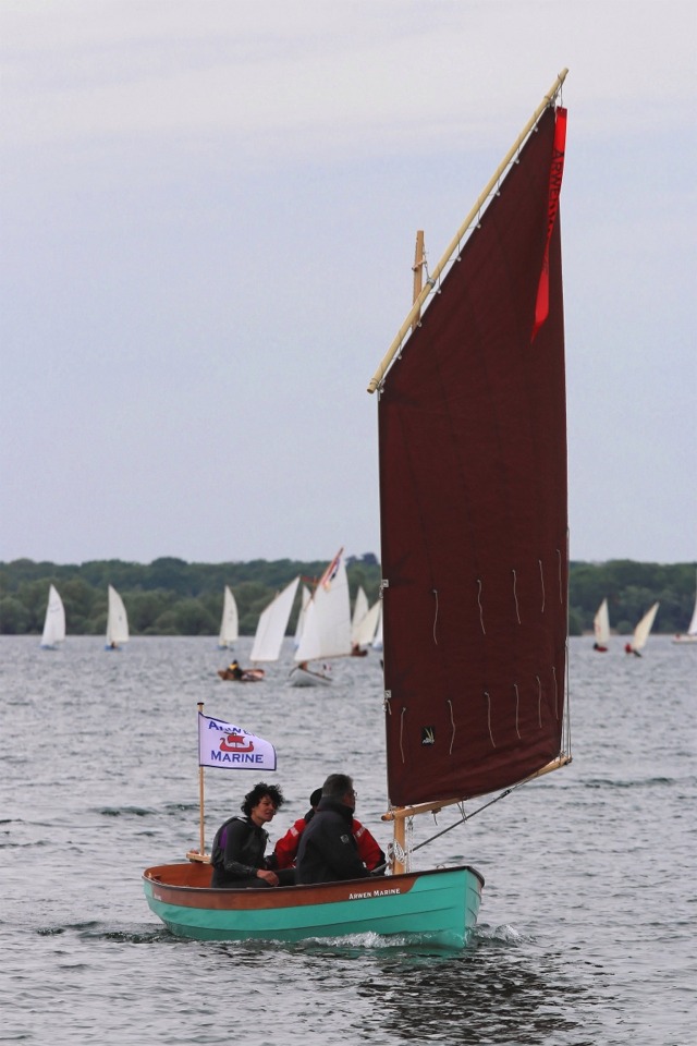 Je reviens d'un petit tour sur le Silmaril avec deux équipiers. Notez comme le plan d'eau est animé à l'arrière-plan (mais quel beau bateau ce Silmaril !) 