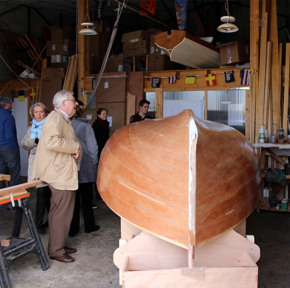 J'ajoute trois photos de Lo&iuml;c prises prendant une visite familiale impromptue ce dimanche de P&acirc;ques chez Arwen Marine, la barquette, ressortie de dessous la mezzanine, remporte un succ&egrave;s m&eacute;rit&eacute; ! 