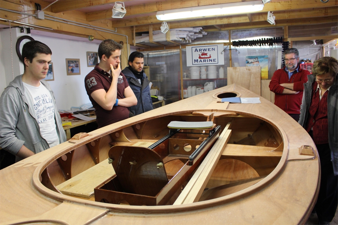 La coulisse du Skerry Raid en cours de transformation (celle que l'on voit ici, emprunt&eacute;e &agrave; ma Yole de Chester, est trop haute) int&eacute;resse les rameurs potentiels. 