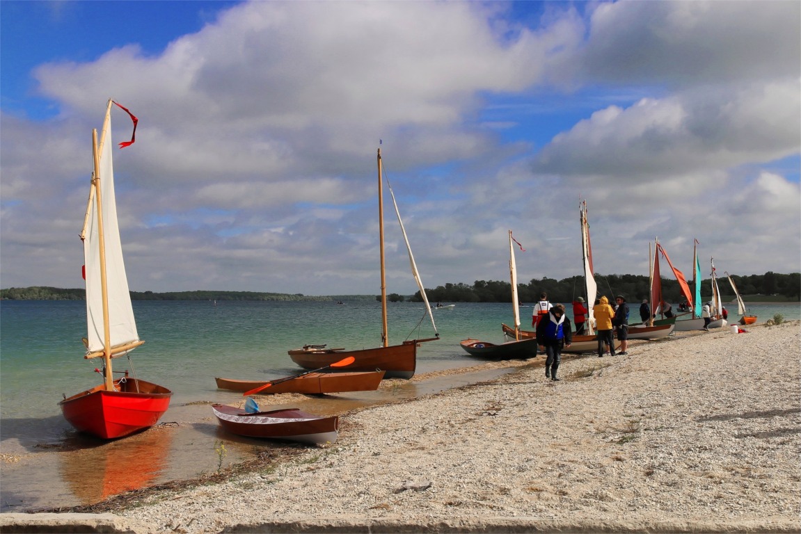 La rumeur a ensuite couru que la pièce était enterré au bout de la plage, et tout le monde est parti chercher des pelles et des compteurs Geiger. 