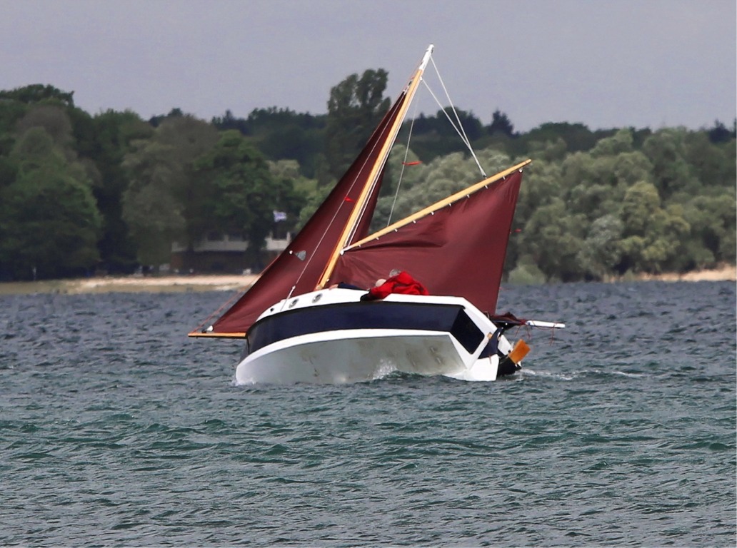 Le vent est monté et le PocketShip prend un bon coup de gîte, malgré les deux ris pris dans sa grand-voile. 