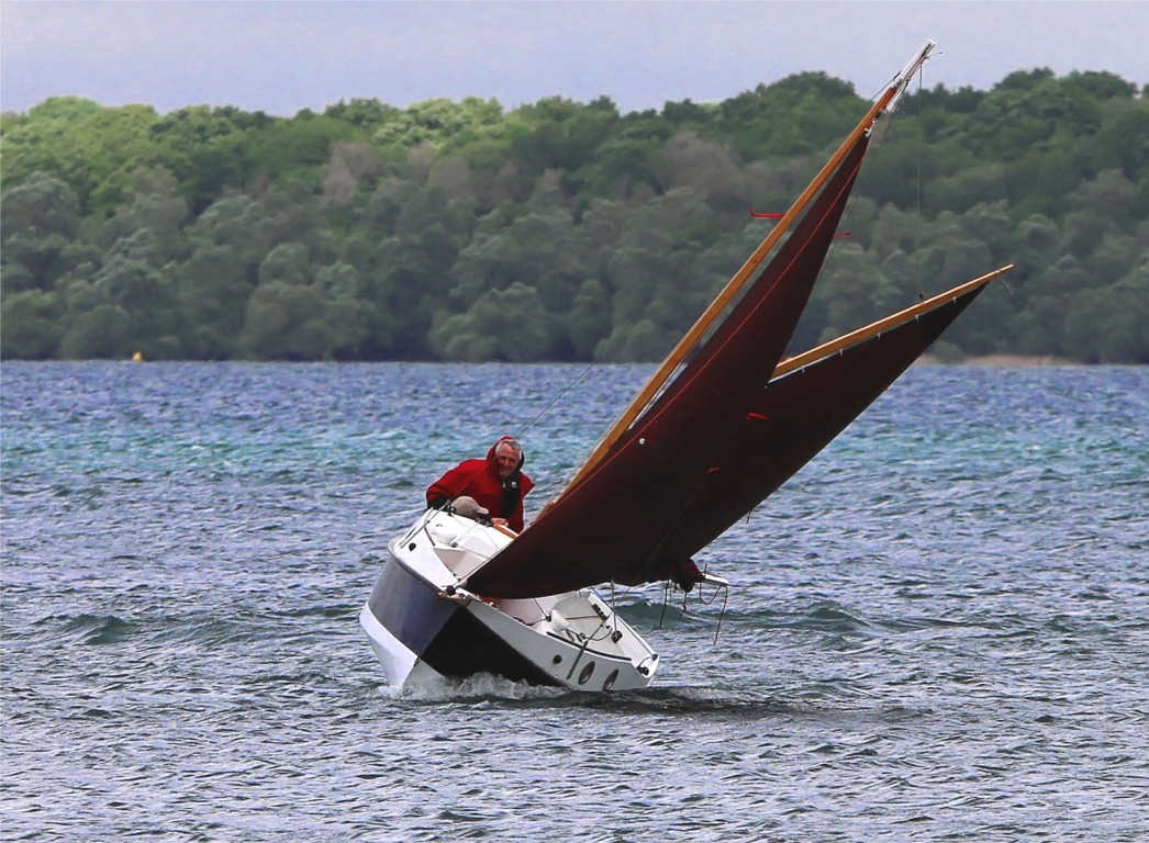 Bruno nous a dit ensuite qu'il avait volontairement gardé plus de toile que la raison dictait, afin de voir comment se comportait son PocketShip dans ces conditions. A en juger par son air ravi sur la cale peu après ces images, il semble que le bateau ait répondu à ses attentes... 