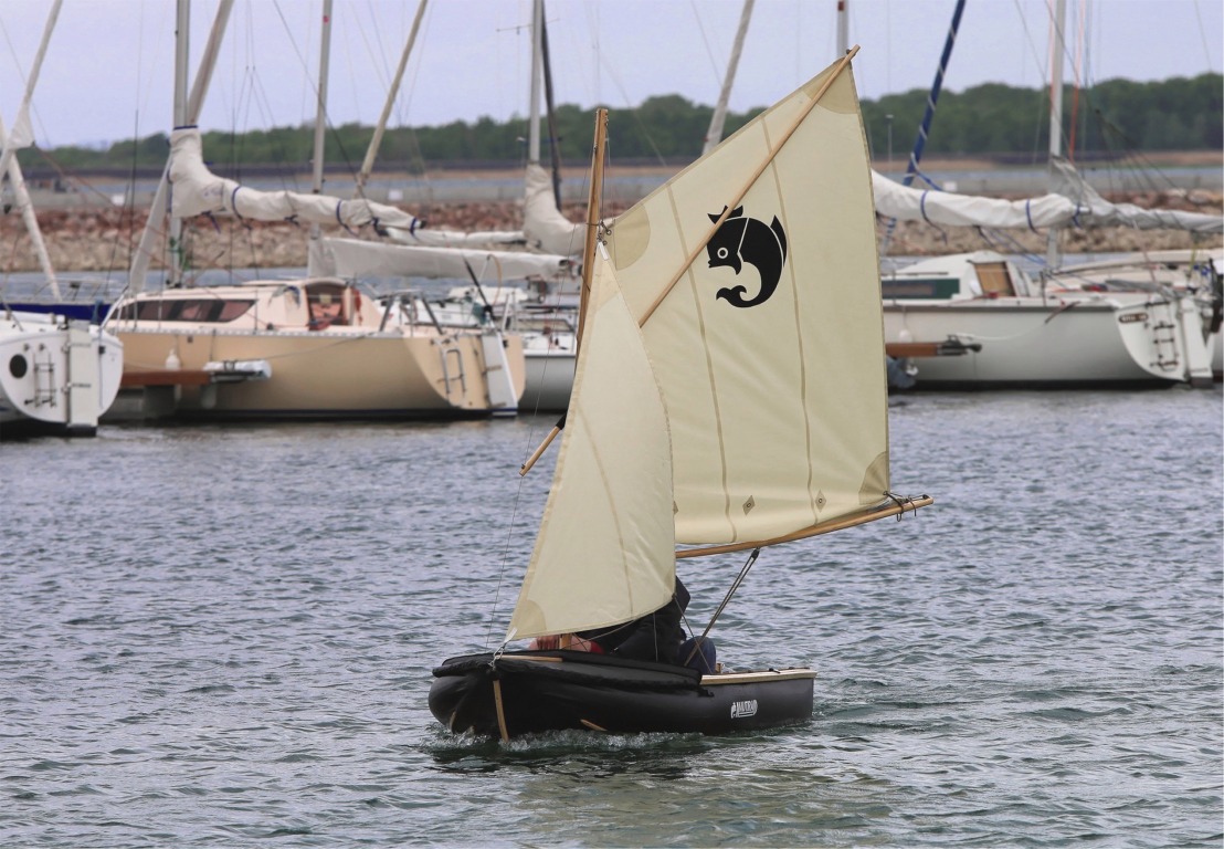 Et puisqu'on en était arrivés là, on a aussi monté le gréement et on est allés faire un essai sur l'eau. 