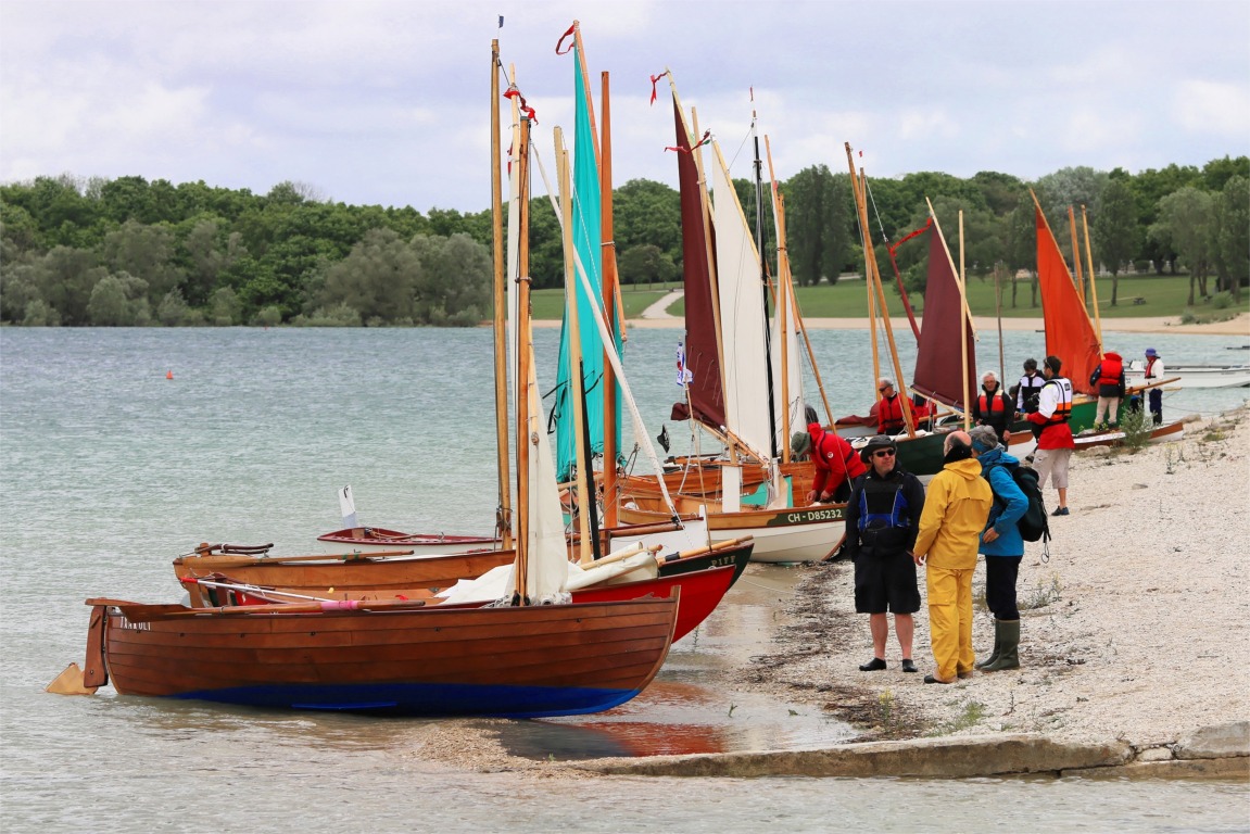 Je compte 17 mâts sur cette image...Pas mal pour une journée de fin d'avril en Bourgogne ! On aurait pu en compter jusqu'à 29 si on avait rassemblé pous les bateaux pour une photo de groupe (4 des 33 inscrits n'ont pas de gréement). 