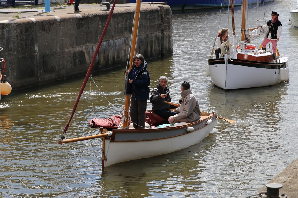 Et les voici dans l'&eacute;cluse d'Arzal. Je m'&eacute;tais inscrit pour participer &agrave; "Vilaine en F&ecirc;te" avec Silmaril, mais me suis d&eacute;sinscrit car je n'avais pas le temps d'y aller, ce que je regrette bien, mais je t&acirc;cherai d'y &ecirc;tre dans deux ans... 