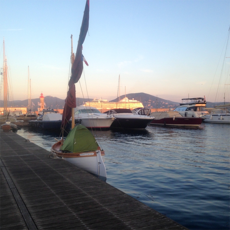 Sans transition, je commence par trois rectifications de mes précédentes "nouvelles". Tout d'abord cette photo d'Hasta Cipango, la barquette marseillaise de Michel dans le port de Saint-Tropez, avec une tente montée pour la nuit au-dessus du cockpit. J'écrivais que je supposais que Michel embarque des planches à poser en travers de l'ouverture, mais il m'a dit qu'il n'en est rien : la tente est dépourvue de tapis de sol, et elle couvre totalement l'ouverture du cockpit, ce qui est bien plus confortable. 