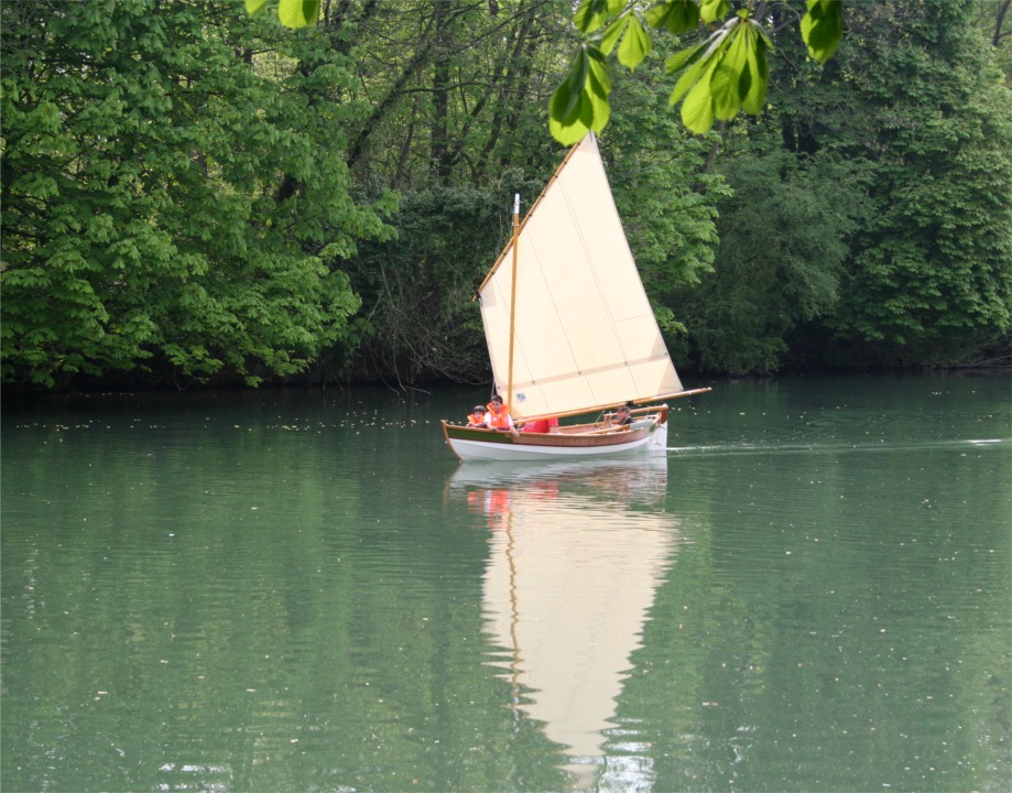 Et voici nos images hebdomadaires du Skerry de Ludo : lui aussi commence à profiter des heures passées à découper, coller, stratifier, et surtout poncer... Ce sont enfin les premiers essais sous voile, toujours sur la Marne, autour de l'Ile des Loups à Nogent.