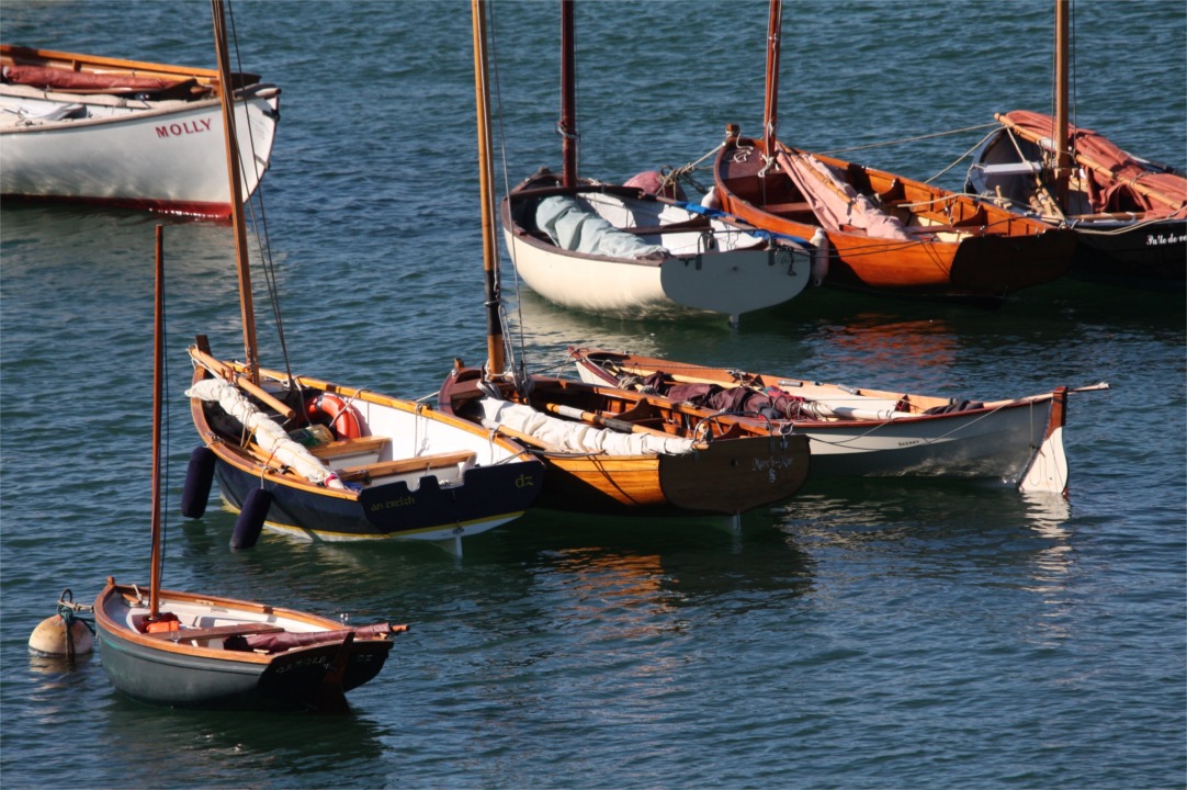Cette dernière image montre "An Treizh" de Ronan (bleu sur flottaison or et antifouling blanc) à couple d'un Aber, sur l'autre bbord duque on trouve le Skerry "Chasse-Marée". 