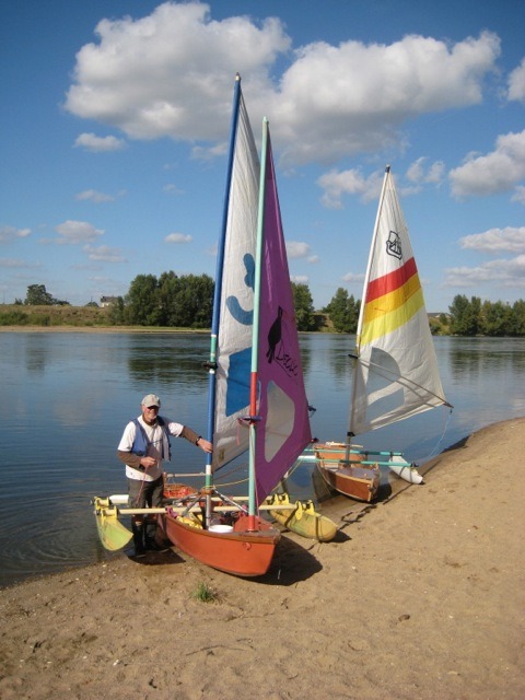 Le trimaran de J&eacute;r&ocirc;me est sur la droite et celui de gauche est celui construit par Jean-Jacques, dont il s'est inspir&eacute;. Notez le gr&eacute;ement de go&eacute;lette, combinant deux m&acirc;ts et voiles de planche ! 