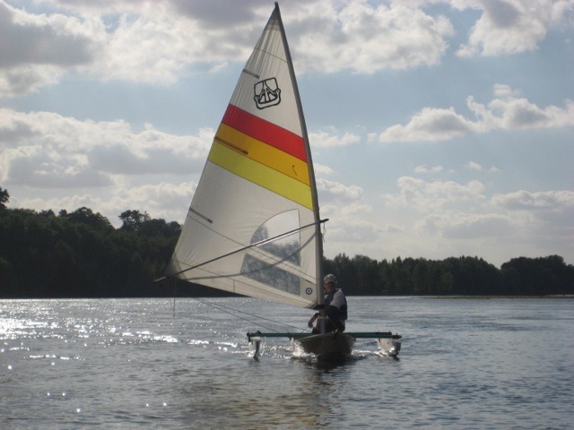 Et voila une photo r&eacute;cente de J&eacute;r&ocirc;me : le gr&eacute;ement original de la Dufour Wing est &eacute;galement recycl&eacute;, le m&acirc;t &eacute;tant plant&eacute; dans un &eacute;tambrai et un pied noy&eacute; dans le flotteur. Simple et &eacute;l&eacute;gant, et en plus &ccedil;a a l'air de bien marcher ! 