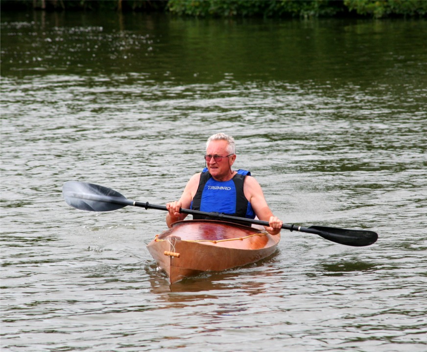 Michel et Fr&eacute;d&eacute;rique m'envoient des images des essais de leur Wood Duck 12. Tr&egrave;s belle construction, notez la pi&egrave;ce d'&eacute;trave qui tient &agrave; la fois la poign&eacute;e de transport et la ligne de vie.