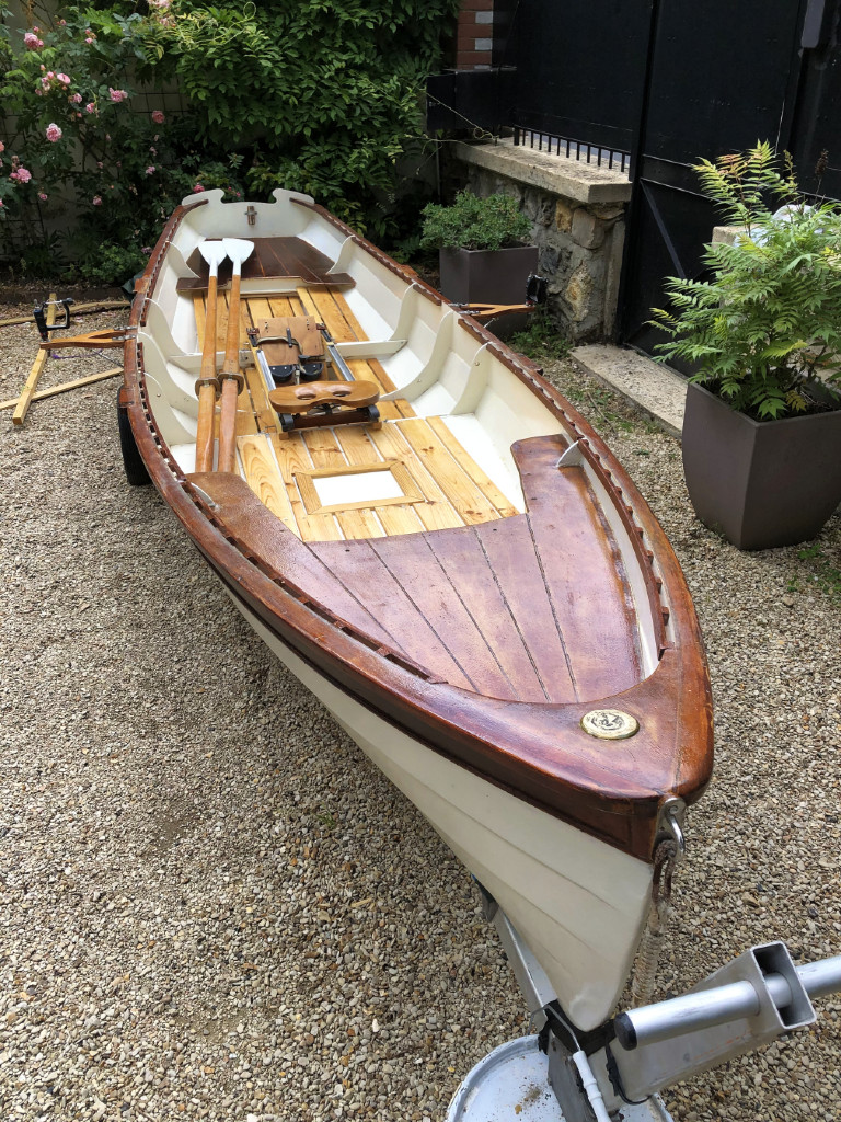 Daniel m'envoie une photo de la Yole de Chester qu'il a achetée à Patrick et largement remaniée avec ajout d'outriggers et d'une coulisse. Superbe ! 