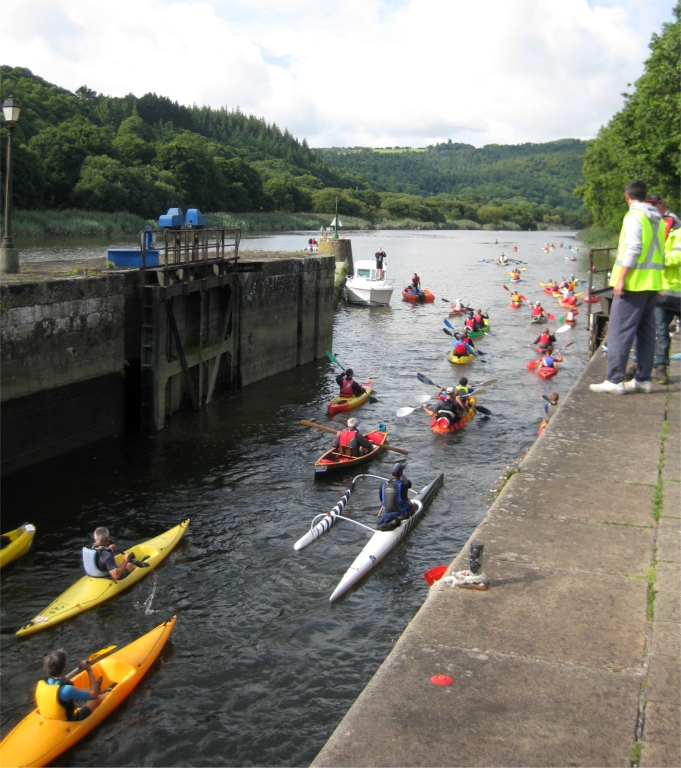 Dominique nous envoie une photo de son petit Sassafras 12 sortant de l'&eacute;cluse de Guily-Glaz (ou Guily-Glas, l'orthographe n'a pas l'air trop fix&eacute;e) lors de la premi&egrave;re descente de l'Aulne en kayak et aviron, le 23 ao&ucirc;t dernier. Miam, encore une date &agrave; inscrire sur nos calendriers pour l'&eacute;t&eacute; prochain... 