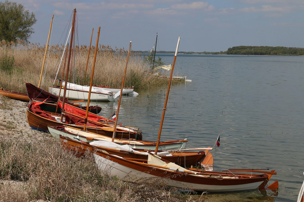 Suite de la flottille arr&ecirc;t&eacute;e pendant la pause d&eacute;jeuner. 