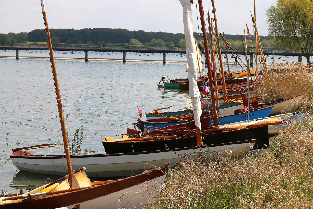 Toujours la flottille arr&ecirc;t&eacute;e pendant la pause d&eacute;jeuner. 