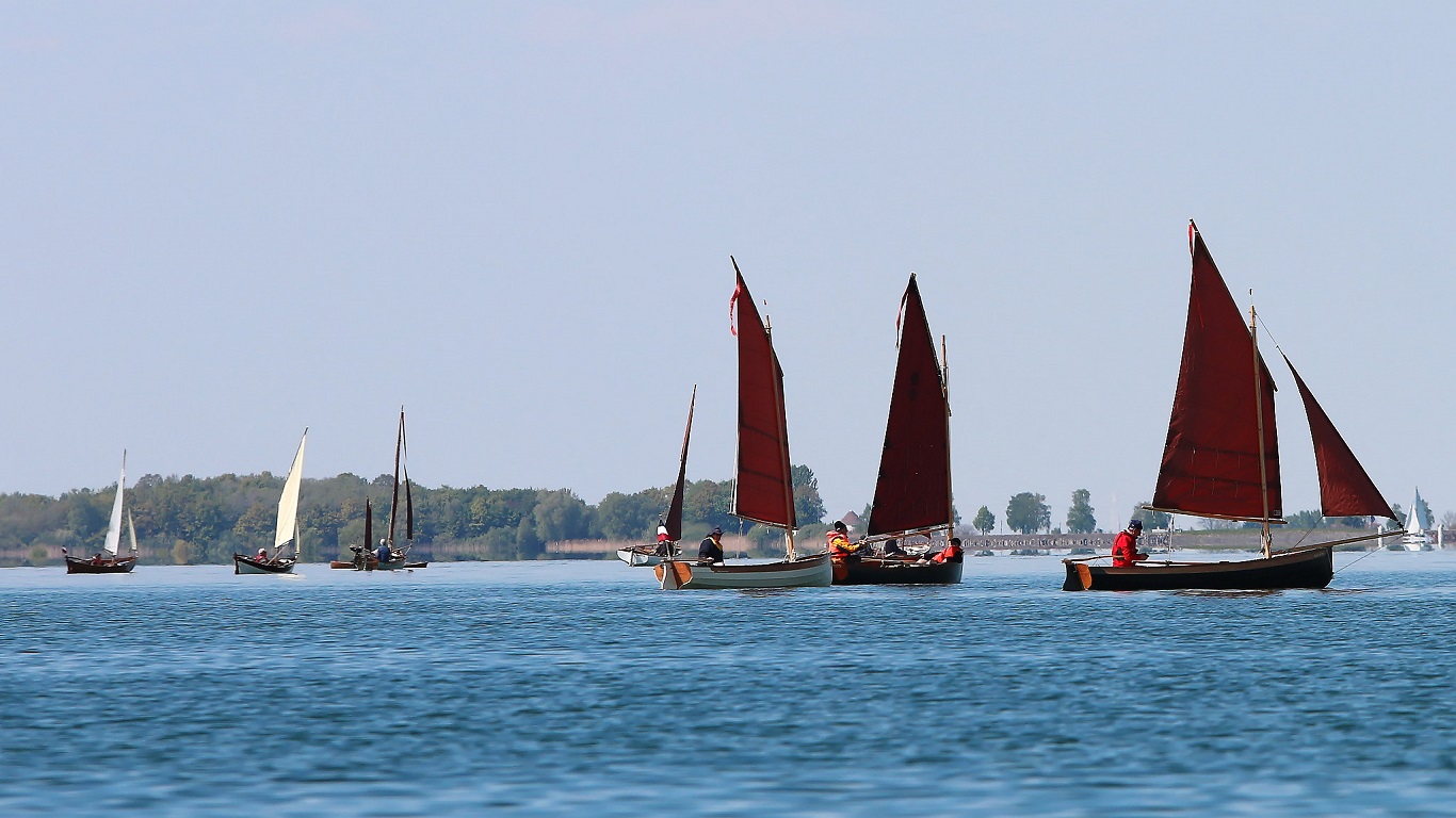 "Point-Virgule", "Mussel", "Agathe" masquant "Love Dory", "Elven" le Seil de Christophe, pr&eacute;sident de l'AS Seils, le Skerry &agrave; d&eacute;rive pivotante, "Scarlet", "Silmaril", "La Marie Pupuce II", "Prise de Ris'k" et "M&eacute;aban". 
