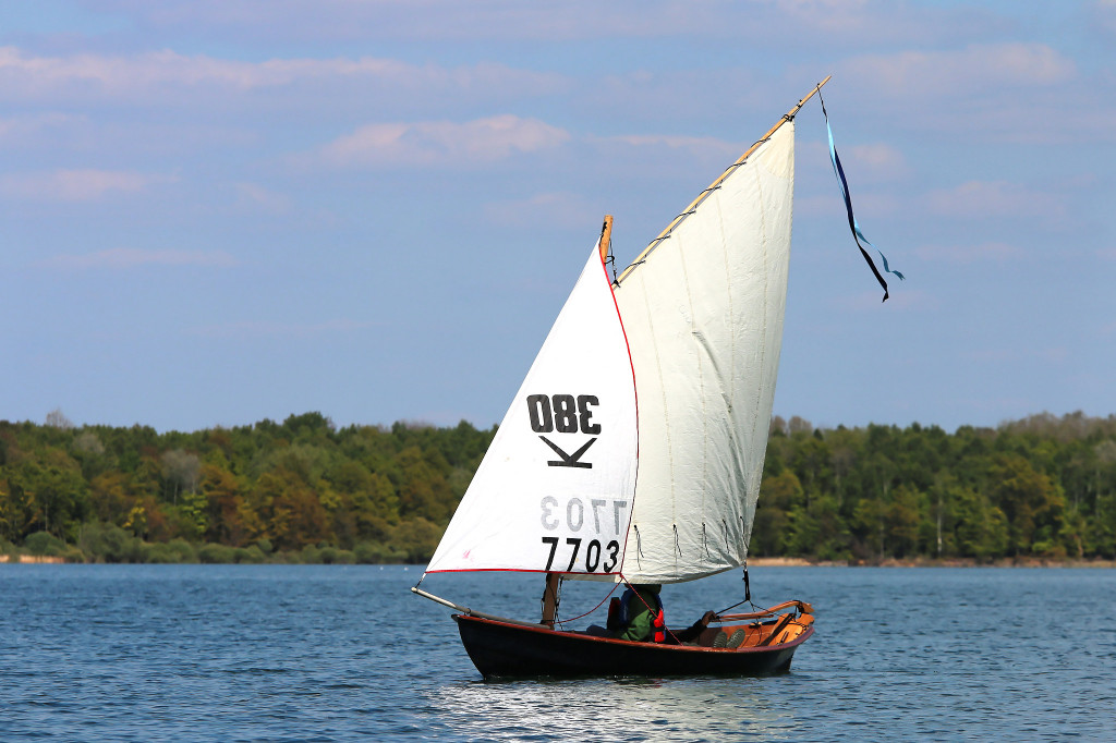 "Aldies II" avec son nouveau foc coupé dans une vieille voile de planche . 