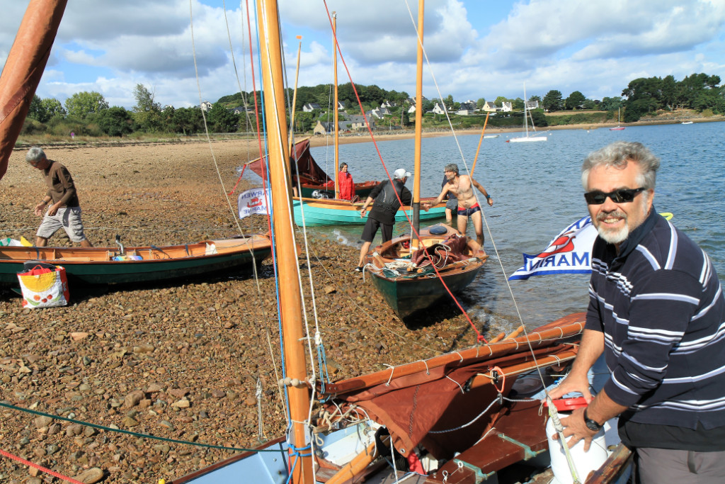 C'est finalement un groupe de 22 personnes et 13 bateaux qui converge vers l'anse du Ouern, juste à l'est du port de Loguivy, à l'embouchure du Trieux.