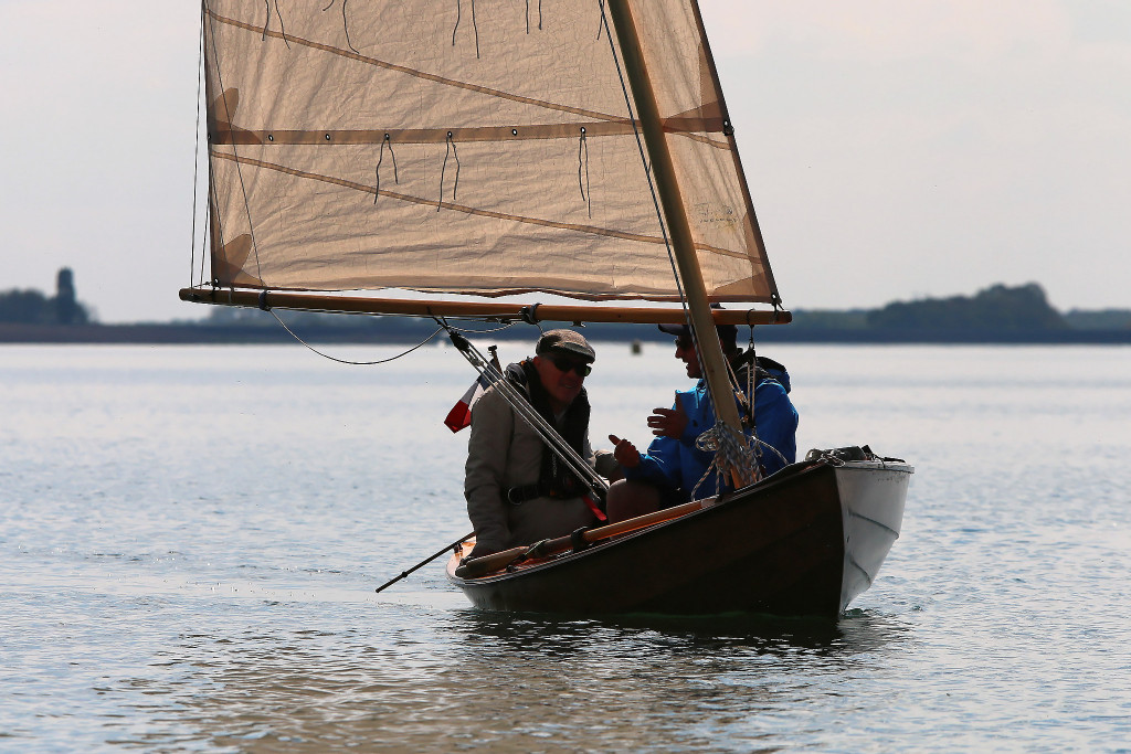 "La Marie Pupuce II". Gérard, son construteur, est à la barre et son équipier Patrick en entretemps démarré la construction de son propre Skerry Raid !