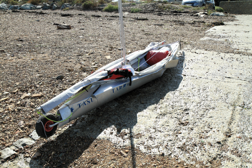 Marco est venu avec son canoë à voile "Tasu", construit de ses mains en tôle d'alu de 4mm pliée et rivetée. 