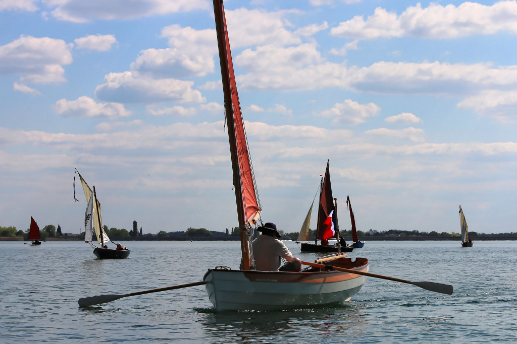Sur "Mounouf", Benoit a sorti les avirons. A l'arri&egrave;re-plan : "Truk", "Aldies II", "Rigoletto", "Enfin!" et "Txakoli". 
