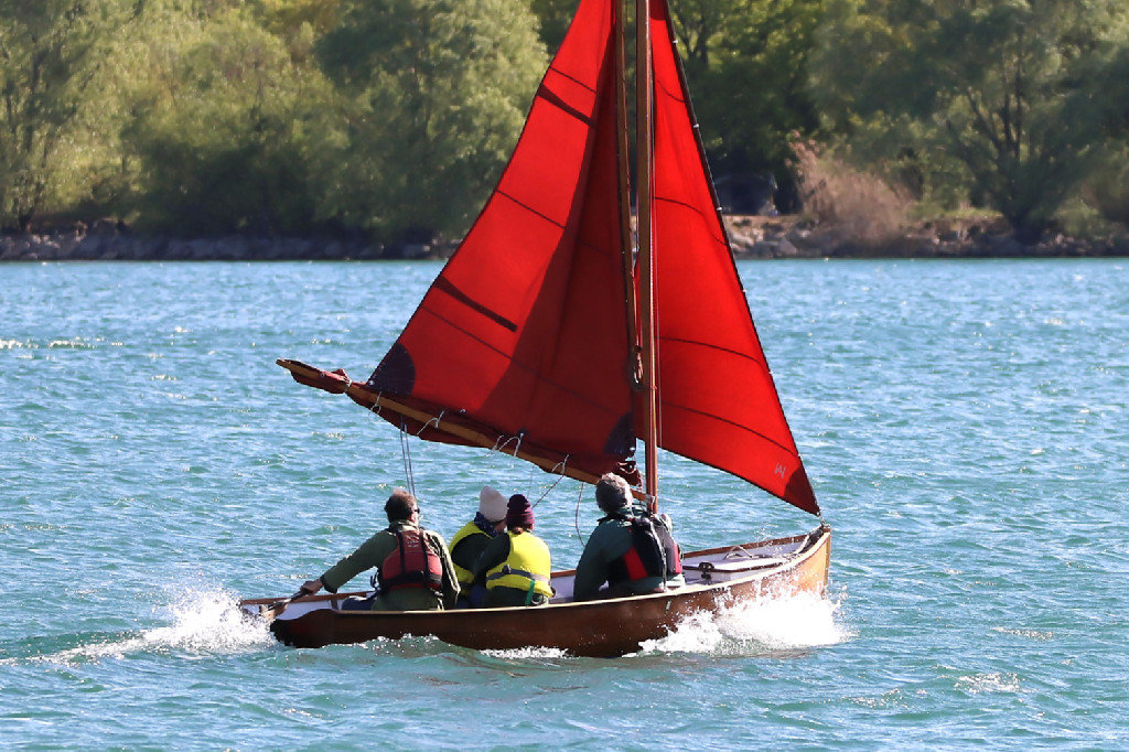 Dimanche : le vent s'est lev&eacute;, un bon force 5 pour mettre les bateaux &agrave; l'&eacute;preuve. Ici, "Scarlet" se lance avec 4 personnes &agrave; bord et deux ris dans la GV. 