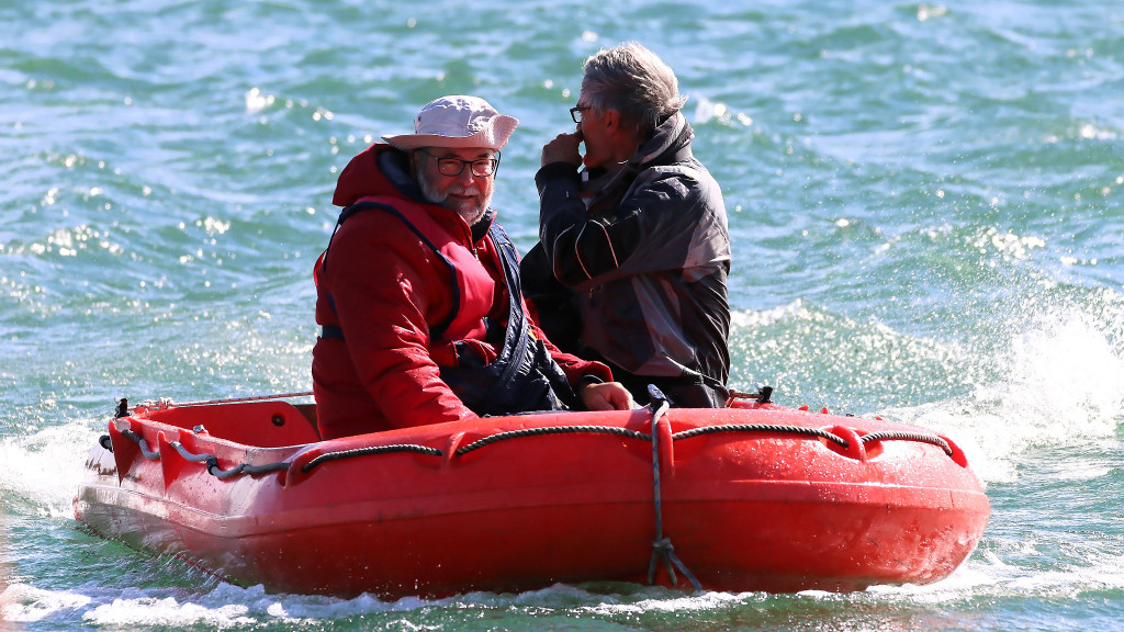 Eh oui, il m'arrive de monter dans un bateau à moteur, ici avec Pierre à la barre. 