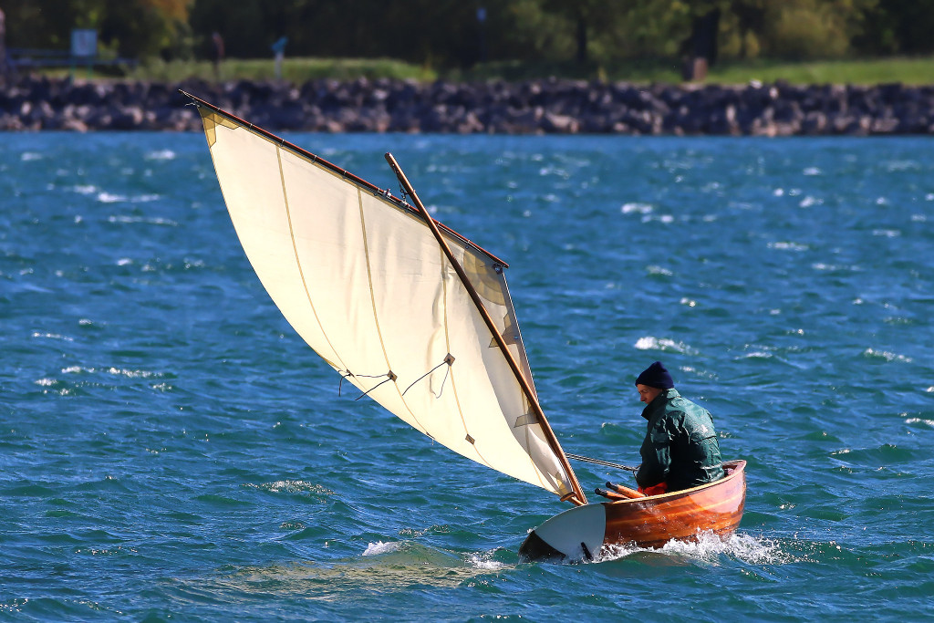 "Papoose", la jolie petite prame en strip-planking se montre clairement sur toilée dans les rafales. 