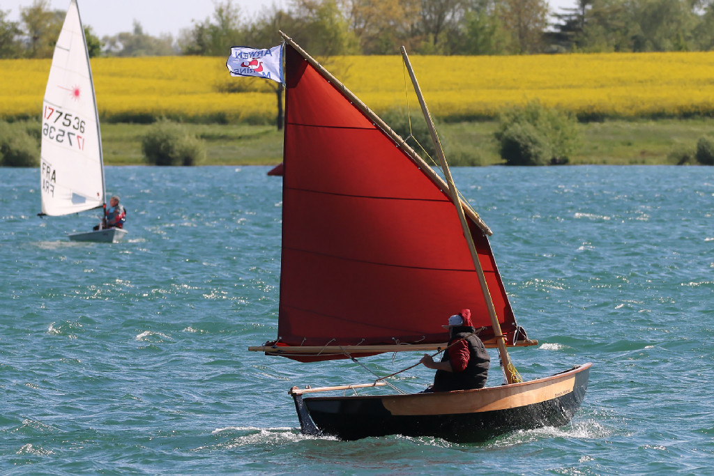 J'ai pris l'unique ris de la misaine sur mon Skerry à dérive pivotante. 