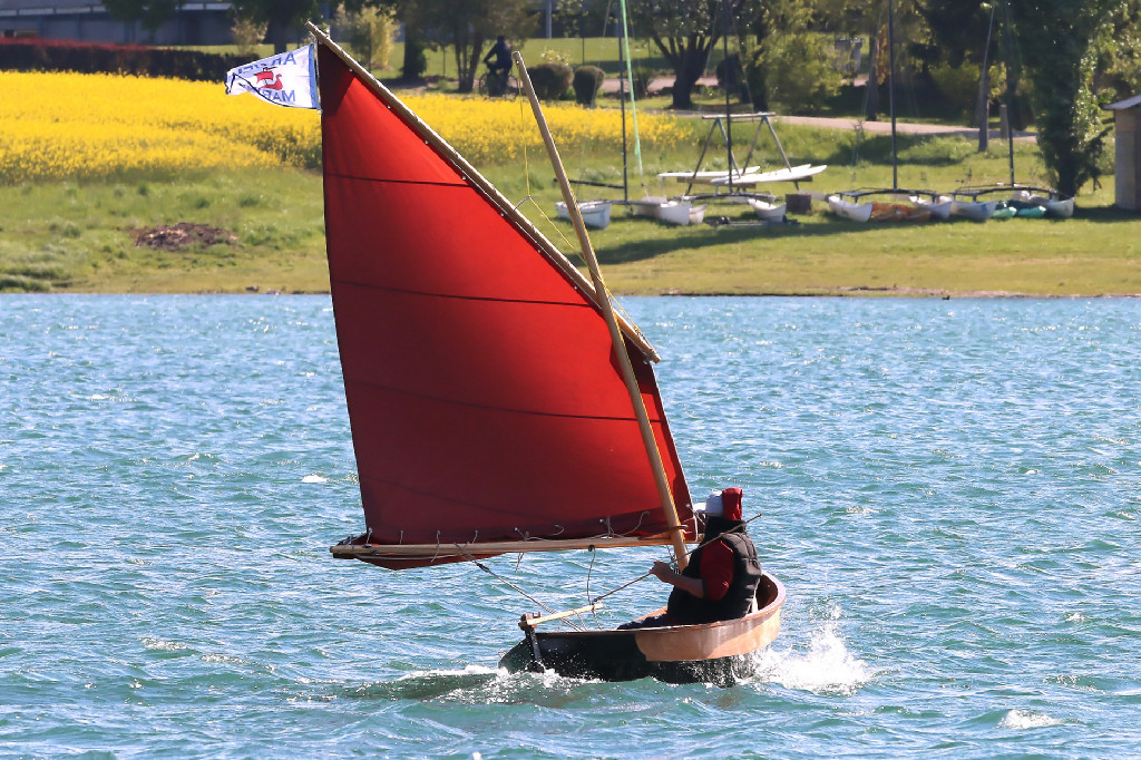 Le téléobjectif de Ronan écrase la perspective et on dirait que le Skerry est enfoncé alors qu'il est partiellement masqué par son sillage. 