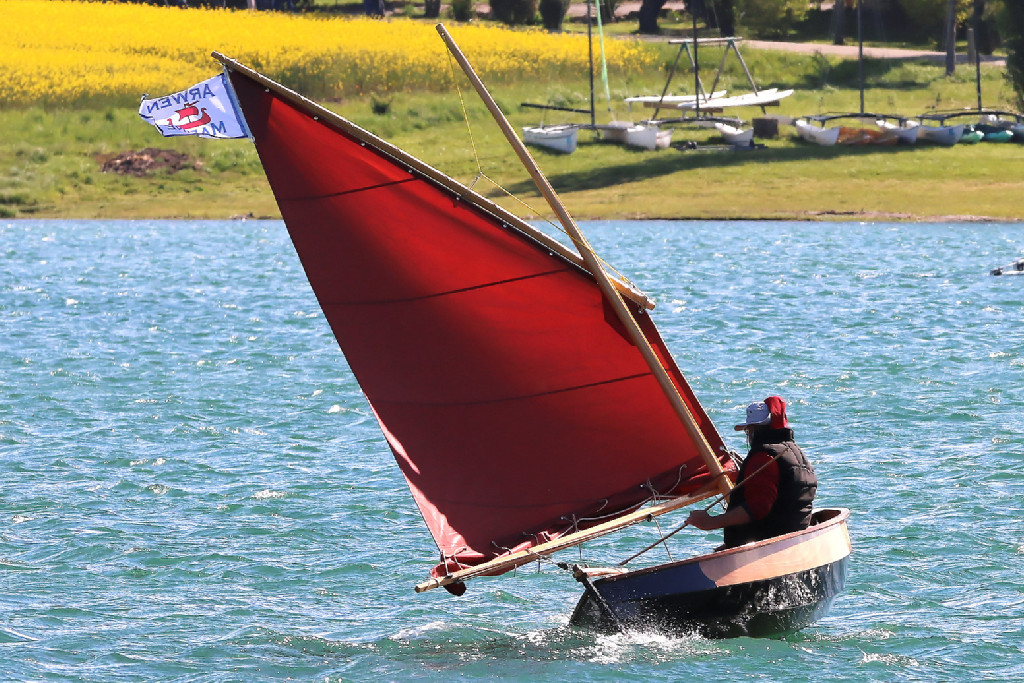 Je loffe sous une rafale qui me met presque le liston dans l'eau. 