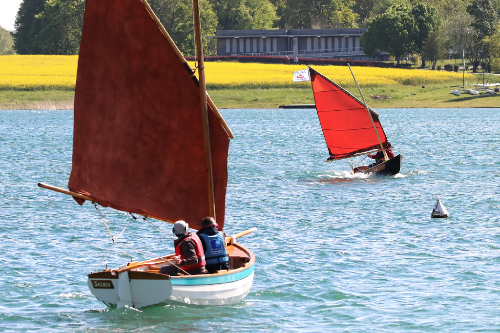 "Solest" vient &agrave; la rencontre du Skerry &agrave; d&eacute;rive pivotante qui fait mine de d&eacute;jauger dans une rafale. 