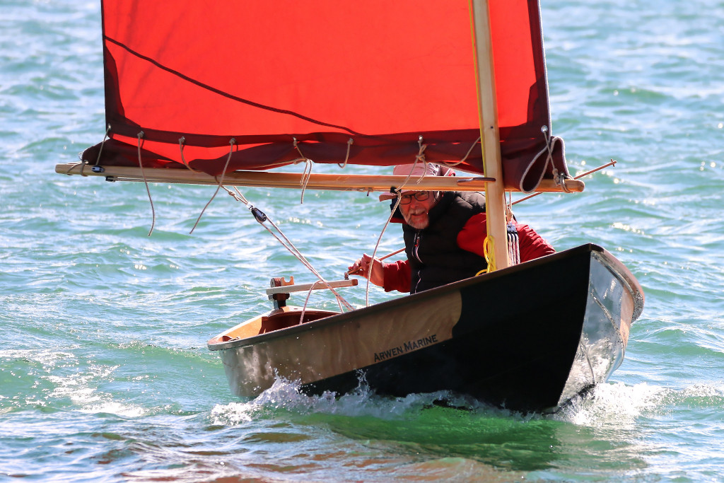 On voit ici deux des trois poulies de renvoi du système de prise de ris rapide que j'ai installé sur la bôme du Skerry à dérive pivotante. Le stick est presque aussi long que la barre afin de pouvoir s'avancer par petit temps (pas maintenant quoi !) 