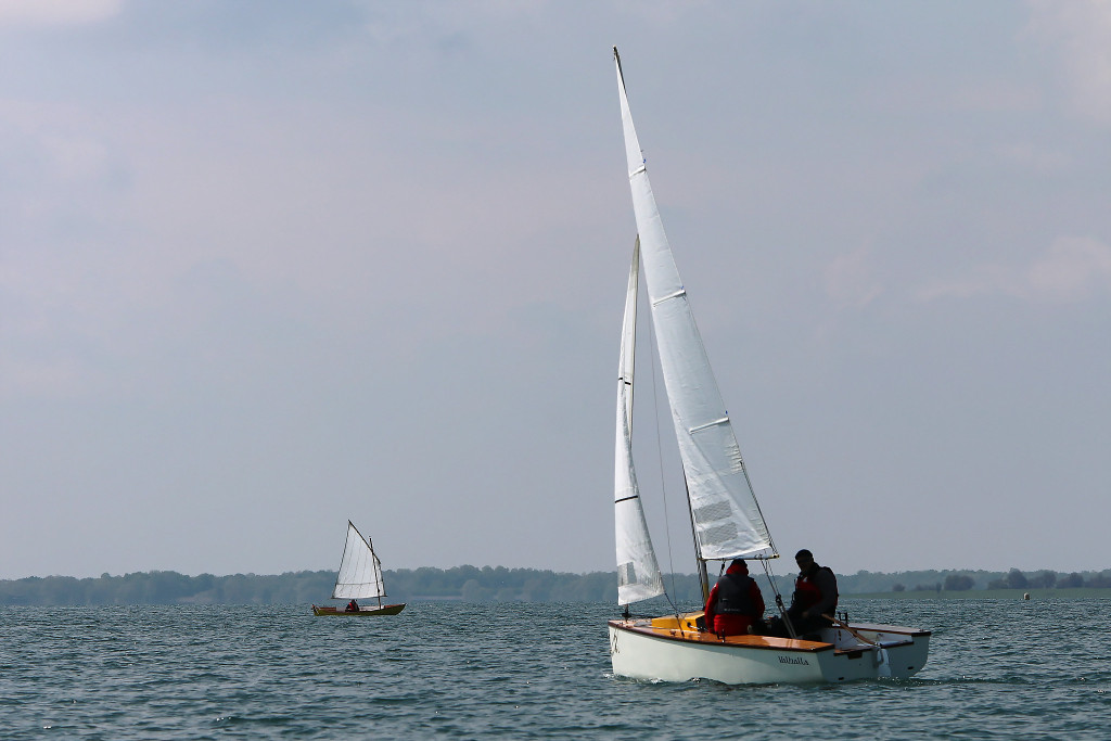 Le Skerry Raid "Manpernick" devant le GIS "Le GLIS" de Laurent, venu du Bassin d'Arcachon pour participer à son premier Rassemblement Arwen Marine. Laurent a construit son GIS cet hiver, comme moi, et en a modifié les aménagements encore plus que moi (dérive et safran pivotants, grands caissons, foc sur bout-dehors, etc.) 