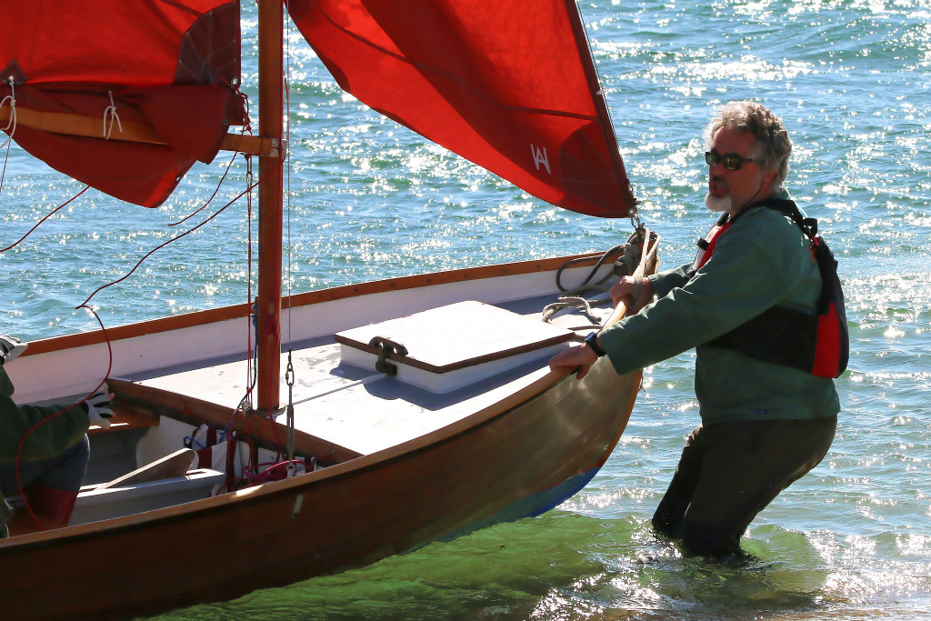 Hervé tient "Scarlet " prête à repartir. 