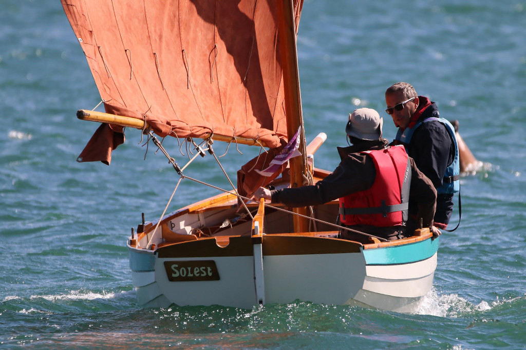 Gros plan sur "Solest" avec Manu à la barre. 