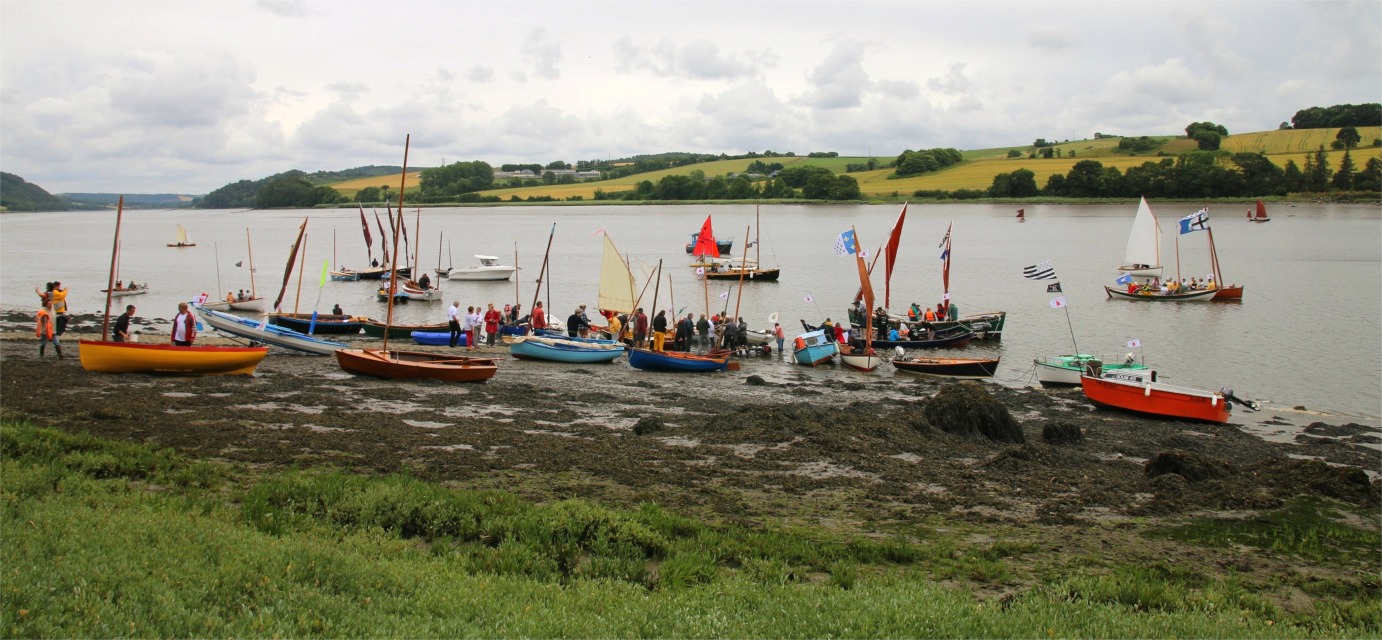 Cette premi&egrave;re photo de Ronan au Passage de Rosno&euml;n, donne une id&eacute;e de l'affluence pour cette dixi&egrave;me Route du Sable : 76 bateaux inscrits (plus ceux qui avaient oubli&eacute;) et plus de 250 membres d'&eacute;quipage ! 