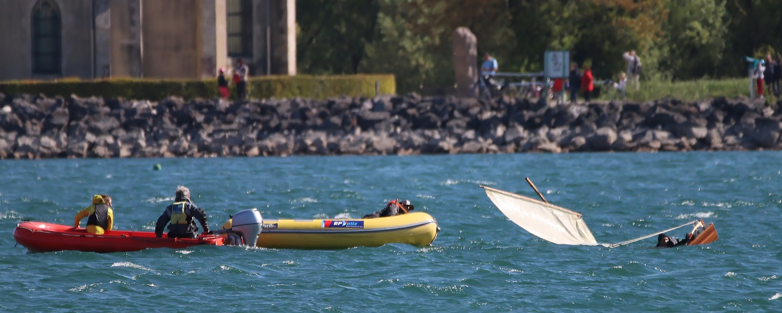 Oups, "Papoose" a mis son liston dans l'eau un peu trop longtemps, et c'est le chavirage ! 