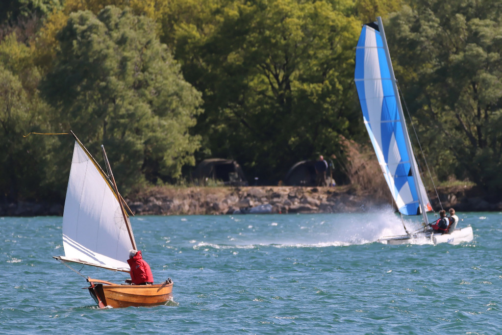 Deux fa&ccedil;ons assez diffi&eacute;rentes d'aller s'amuser sur l'eau sur cette image... 