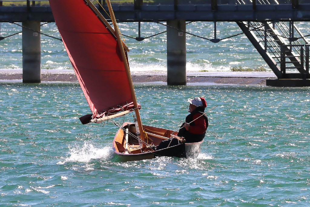 On voit que les vagues brisent sur la jetée qui sépare le grand Der du petit, dans l'anse de Champaubert, ce qui fait que l'eau est très plate pour nous sous le vent de la jetée, et la passerelle ne perturbe pas trop le vent. 