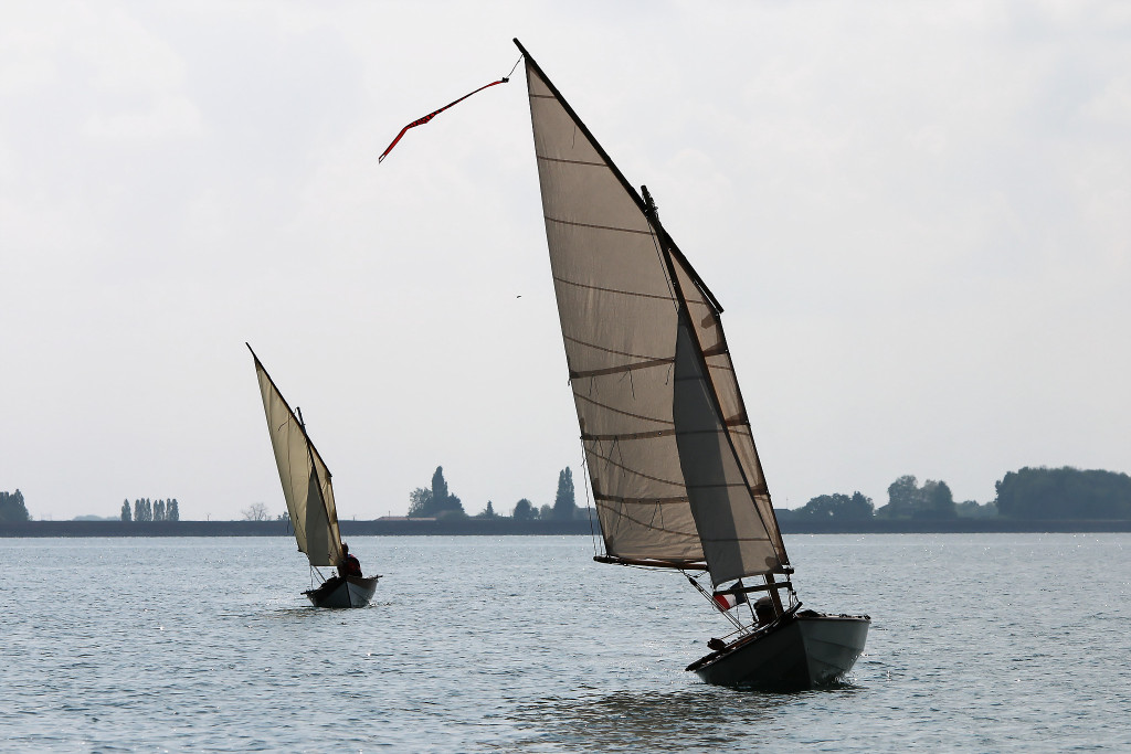 Le Doryplume "Love Dory" derrière le Skerry Raid "La Marie Pupuce II". 